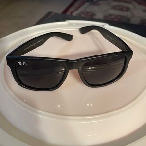 Wayfarer sun glasses Ray Ban  color black